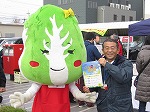 はくちゃんと館長がほんでキフをＰＲ。（中川図書館　「はくちゃん夢の朝市」）