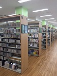 木目の床と緑の柱が特徴的です。（緑図書館がリニューアル開館）