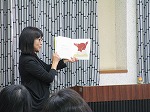 熊崎さんの読み聞かせの様子。（天白図書館　講演会「子どもの本屋の店頭から」）