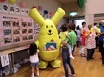 ヨンデルーに子どもたちは興味津々でした。（南陽図書館　「みなと子育てサロン」）