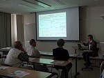 スライドを使った詳しい説明に耳を傾けています。(楠図書館 講演会「土岐川・庄内川の水防災の取組について」)