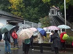 富士社（青塚古墳）では、傘をさしながらの説明になりました。（楠図書館　「街道の？を解き明かす！」）