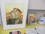 会場で展示した絵本の原画やラフ、講師の作ったステンシル絵本の見本など。（富田図書館「地元絵本作家さんと絵本をつくろう！」）