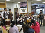 熱演するボリビア小町のメンバーの皆さん。（富田図書館　コンサート「フォルクローレ　南米アンデスの響き」）