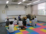 男性スタッフによる読み聞かせ中（志段味図書館　「～イクメン・イクジイ講座～」）