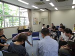 独楽の実演（志段味図書館大人講座～ちょっときて図書館～　第4回 思い出話に花を咲かせましょう～回想法～）