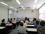 紙芝居についての講座です。（志段味図書館　「子どもと本の講座～紙芝居を楽しみましょう！～」）