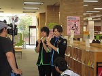 プレゼント告知シーンを撮影中（テレビ愛知「こちら！名古屋市ボイメン課」に鶴舞中央図書館が登場します）