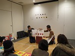 大きな絵本を読みますよ。さぁ、どんな絵本かな。（鶴舞中央図書館　パパ司書のおはなし会＆絵本図書館を開催しました！）