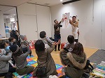 みんなで「ぴょーん」！！（鶴舞中央図書館　パパ司書のおはなし会＆絵本図書館を開催しました！）