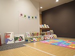 絵本図書館には図書館おすすめの本を中心にそろえました。（鶴舞中央図書館　パパ司書のおはなし会＆絵本図書館を開催しました！）