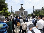 昭和区案内人クラブさんの解説で鶴舞公園の各種名所をめぐりました。（鶴舞中央図書館　「ウィキペディアタウンin　鶴舞～みんなでつくる街図鑑～」を開催しました）