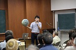 諸田先生の月と太陽系のお話。身近な月ですが実はわからないことだらけの衛星なのです。たくさんの質問が飛び交いました。（鶴舞中央図書館　「図書館サイエンス夜話」）