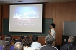 毛利学芸専門員さんのプラネタリウムのお話。世界最大のプラネタリウムがどうやってつくられたのかがわかりました。プラネタリウムの「イス」は満足度Ｎｏ．１だそうです。（鶴舞中央図書館　「図書館サイエンス夜話」）