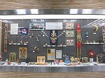 展示全景（鶴舞中央図書館　「世界のサンタクロース展」）の大きな画像へ