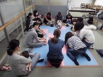 会の様子です。（西図書館　「わらべうたであそぼう」を行いました）