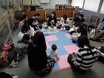 前半の会の様子です。（西図書館　「わらべうたであそぼう」を行いました）