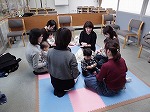 後半の会の様子です。（西図書館　「わらべうたであそぼう」を行いました）