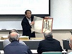 館長が湯浅コレクション現物を紹介（熱田図書館　「熱田歴史資料室マイスター養成講座」の第2回を開催しました）