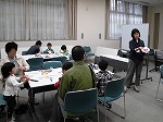 見本で工作のしかたを説明しています。（熱田図書館　「あつたとしょかんまつり」を行いました）