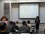 社会福祉協議会勝見さんの司会（熱田図書館　「熱メン倶楽部」の第1回を開催しました）