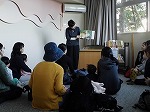 絵本を読みます。（熱田図書館　「ライオンズクラブさんからの寄贈本によるおはなし会」を行いました）