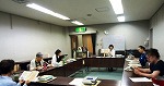 宮沢賢治の詩を読む前に、本の直筆原稿掲載部分を紹介しています。(南図書館 「みなみ音読広場」を開催しました)