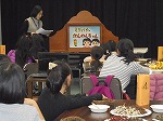 最初に紙芝居やクイズで「ミツバチ」について学びました。（南図書館　「南図書館子どもまちづくり講座【2】ミニ蜜ろうキャンドルリースつくり」を行いました）