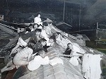 屋根で夜を過ごす人たち（六条町）（南図書館　伊勢湾台風常設パネル展示「地域の地形、歴史から防災を学ぶ　【4】大江・明豊中学校区編」）
