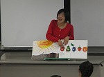 「はらぺこあおむし」を英語で楽しみます。（東図書館　「英語のおはなし会」を開催しました）