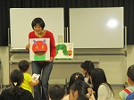 あおむしさん、どうぞ！Here you are！（東図書館　「英語のおはなし会」を開催しました）