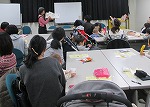 会場は赤ちゃんでおおにぎわい。（東図書館　「小さいお子さんのための布おもちゃ作り「ころころたまご」」を行いました）