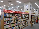 木目の書架に赤い丸屋根。小さなカフェに見えますか？（東図書館　「ティーンズコーナー」をリニューアルしました！）