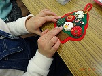 ボンドで貼ったら完成です。うれしいな。（中村図書館　「クリスマスのかざりをつくろう！」を行いました）