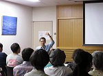 講演会の様子です。（港図書館　港図書館開館50周年記念講演会「海の王者　シャチ！－飼育員が語る意外な素顔－」を開催しました）