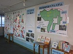 パネル展示の全体風景です。（港図書館　パネル展示「高齢者・障がい者が安心して暮らせるまちづくり」）