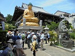 北大仏の前で講師の説明に耳を傾けています。（北図書館　暮らしのセミナー「北区の街道を歩く　～上街道～」）