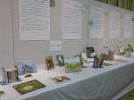 展示コーナー。内容紹介のパネルもあります。（千種図書館　「植物園で図書館！」を開催しました）