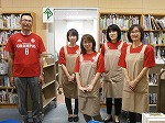 Ｔシャツは、名古屋市オリジナルバージョンです。（だから8番なんだ！）（瑞穂図書館　Ｔシャツでグランパス応援！）