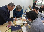 資料を見ながら話し合いました。（瑞穂図書館　「ウィキペディアタウン in 瑞穂」を行いました）