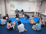 わらべうた「おちゃをのみにきてください」でお友だちになりましょう。（中川図書館　「わらべうたの会」を行いました）