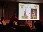 レゴ<sub>®</sub>ブロックを使ったクリスマスツリーは世界最大級。デンマークのクリスマスのように、ろうそくを使ったやさしい雰囲気の灯りだそうです。（中川図書館　日本・デンマーク外交関係樹立150周年記念「レッツＧＯ！レゴランド<sup>®</sup>・ジャパン　冬の楽しさ教えます」を行いました）
