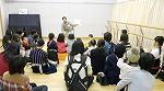 キッズルームがいっぱいになったおはなし会（守山図書館　守山文化小劇場「秋の名曲コンサート」会場で図書を展示しました）