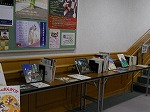 当日の曲に合わせた本を並べ、貸出もしました。（守山図書館　守山文化小劇場「秋の名曲コンサート」会場で図書を展示しました）