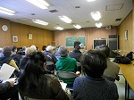 机が置けないほど満員の集会室（守山図書館　歴史講座「守山の歴史はじめの一歩」を行いました）