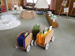 ひっぱったり、収穫したり、ゆらゆらしたり、籠ったりしてみよう。（守山図書館　「こどもとえほんとかぐ展　絵本のための家具で、絵本を満喫する3日間」を行いました）