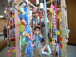 作ったパーツをどんどんつけて、お家のできあがり！（守山図書館　「こどもとえほんとかぐ展　絵本のための家具で、絵本を満喫する3日間」を行いました）