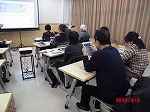 インターネットを使った検索をしています。（緑図書館　「はじめてのタブレット型PC体験会」を行いました）