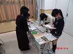 どの分類に入るか調べています。（緑図書館　「司書のお仕事体験会」を行いました）