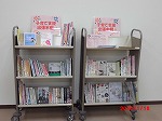 子育て支援出張本棚では、子育てに役立つチラシや、CDなども紹介しました。（緑図書館　「赤ちゃんタイム」を行いました）